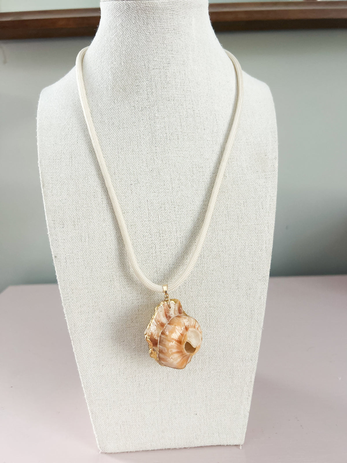 Cream Conch Fate of Ophelia Necklace